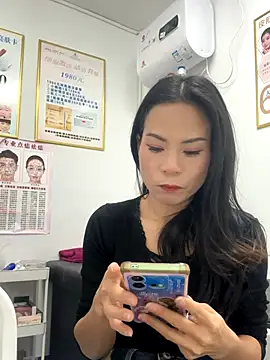 Snapshot of Baby-mmm chatting on 12-21-25, 03:08 Baby-mmm online show from 12-21-25, 03:08