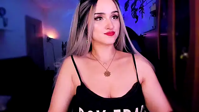 Snapshot of MistressJolie chatting on 12-22-24, 03:22 MistressJolie online show from 12-22-24, 03:22