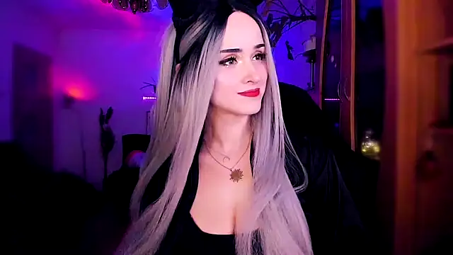 Snapshot of MistressJolie chatting on 01-08-25, 12:28 MistressJolie online show from 01-08-25, 12:28