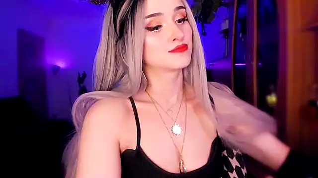 Snapshot of MistressJolie chatting on 01-31-25, 06:02 MistressJolie online show from 01-31-25, 06:02