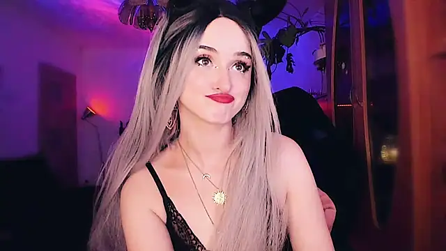 Snapshot of MistressJolie chatting on 02-25-25, 04:35 MistressJolie online show from 02-25-25, 04:35