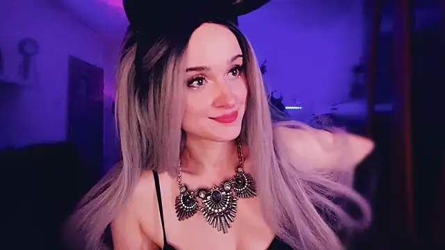 Snapshot of MistressJolie chatting on 12-23-25, 07:39 MistressJolie online show from 12-23-25, 07:39