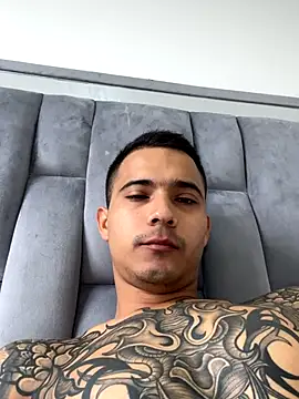 Snapshot of AndrewGmz chatting on 09-20-25, 02:40 AndrewGmz online show from 09-20-25, 02:40