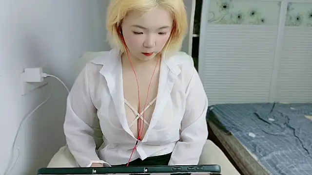 Snapshot of E-cup2 chatting on 10-02-25, 11:06 E-cup2 online show from 10-02-25, 11:06