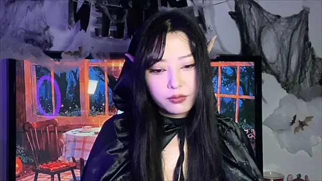 Snapshot of WonderMira chatting on 10-28-25, 01:14 WonderMira online show from 10-28-25, 01:14