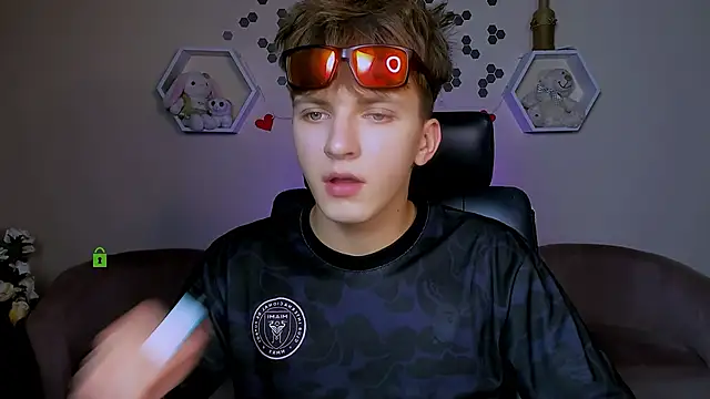 travis wolf  online show from 09-18-25, 07:16