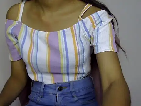 Snapshot of Darlo99 chatting on 10-17-25, 02:19 Darlo99 online show from 10-17-25, 02:19