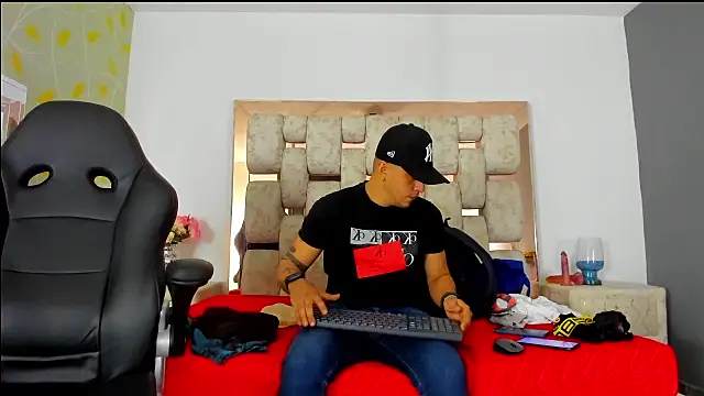Snapshot of AngelAndChris chatting on 09-17-25, 12:07 AngelAndChris online show from 09-17-25, 12:07
