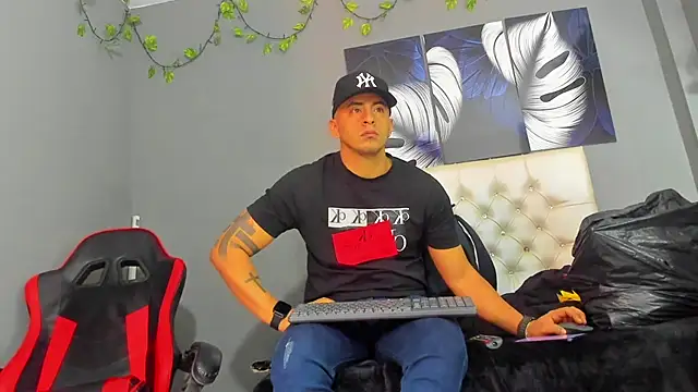 Snapshot of AngelAndChris chatting on 09-29-25, 12:21 AngelAndChris online show from 09-29-25, 12:21