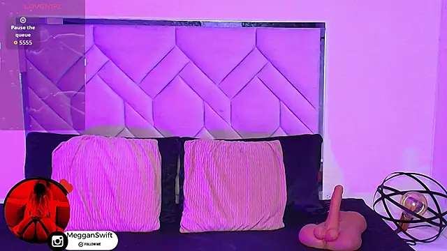 Snapshot of megganswift_ chatting on 04-14-26, 06:30 megganswift online show from 04-14-26, 06:30