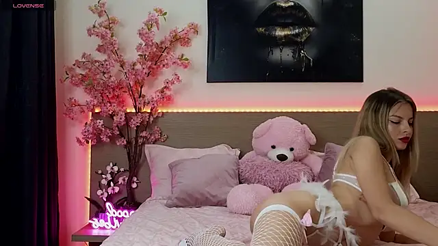 Snapshot of anexblondie chatting on 10-28-25, 04:31 anexblondie online show from 10-28-25, 04:31