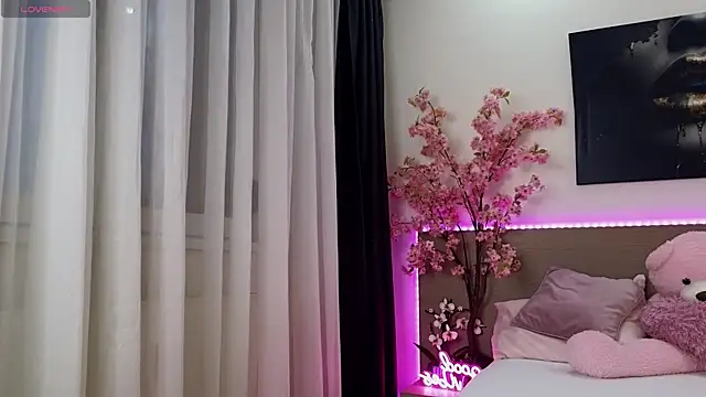 Snapshot of anexblondie chatting on 12-15-25, 02:43 anexblondie online show from 12-15-25, 02:43