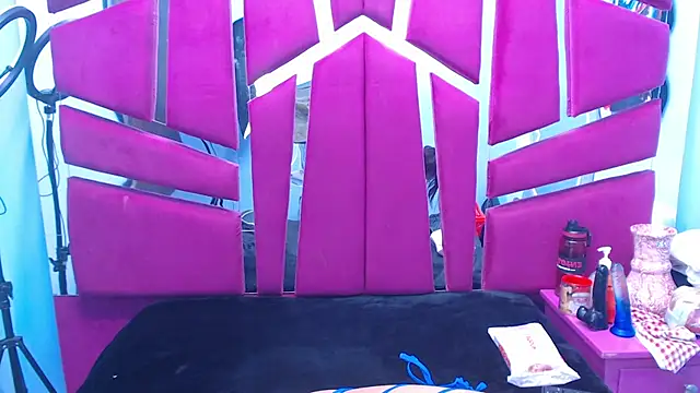 Snapshot of Carolina_Suarez_ chatting on 12-05-25, 02:42 Carolina Suarez online show from 12-05-25, 02:42