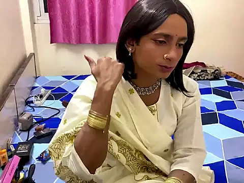 LuvLayla online show from 10-17-25, 06:21