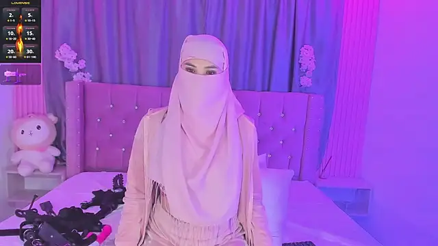 Nayla-Mouna online show from 06-30-26, 07:42