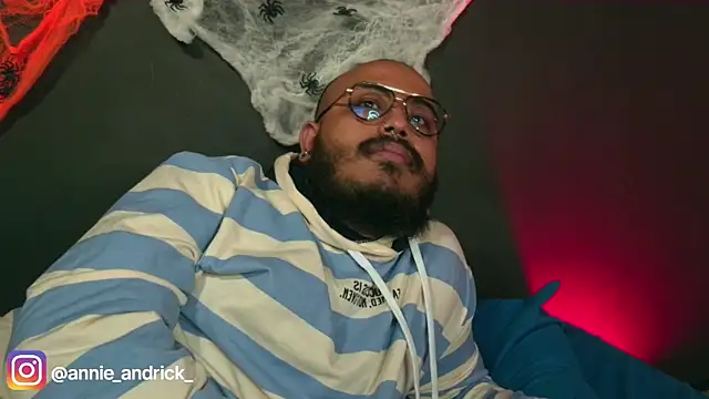  leda swan  online show from 10-24-25, 01:18