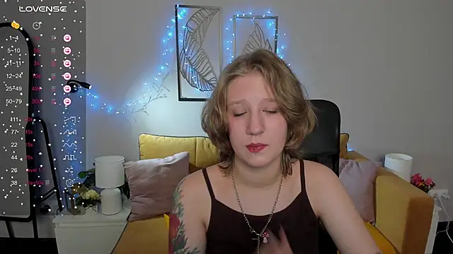 Snapshot of Hailey_Foxy chatting on 09-21-25, 08:49 Hailey Foxy online show from 09-21-25, 08:49