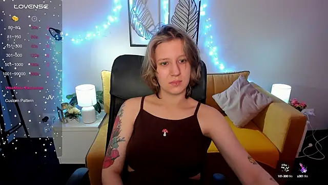 Snapshot of Hailey_Foxy chatting on 10-13-25, 08:47 Hailey Foxy online show from 10-13-25, 08:47