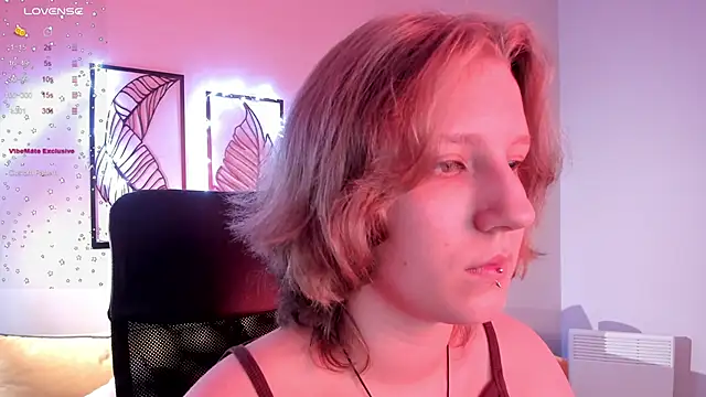 Snapshot of Hailey_Foxy chatting on 10-25-25, 08:55 Hailey Foxy online show from 10-25-25, 08:55