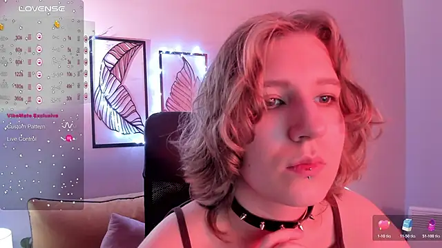 Snapshot of Hailey_Foxy chatting on 10-30-25, 09:00 Hailey Foxy online show from 10-30-25, 09:00