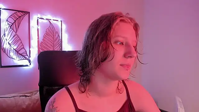 Snapshot of Hailey_Foxy chatting on 11-16-25, 09:04 Hailey Foxy online show from 11-16-25, 09:04