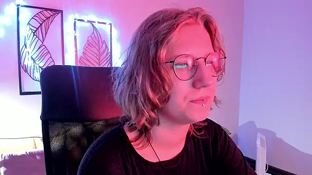 Snapshot of Hailey_Foxy chatting on 11-17-25, 09:04 Hailey Foxy online show from 11-17-25, 09:04