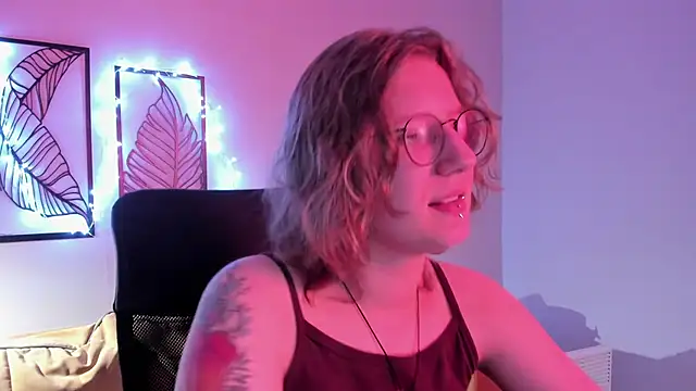 Snapshot of Hailey_Foxy chatting on 11-18-25, 09:03 Hailey Foxy online show from 11-18-25, 09:03