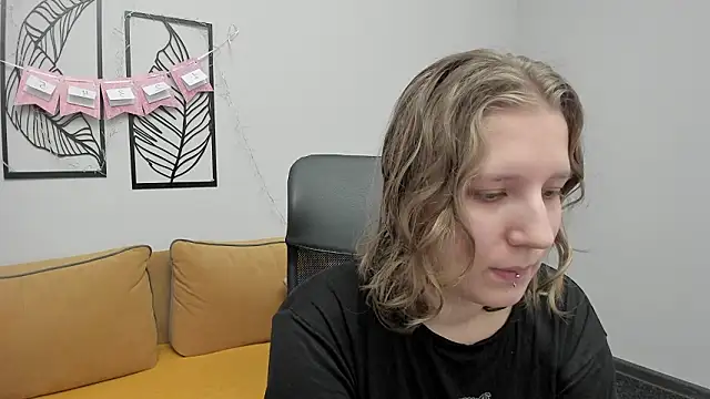 Snapshot of Hailey_Foxy chatting on 02-13-26, 12:01 Hailey Foxy online show from 02-13-26, 12:01