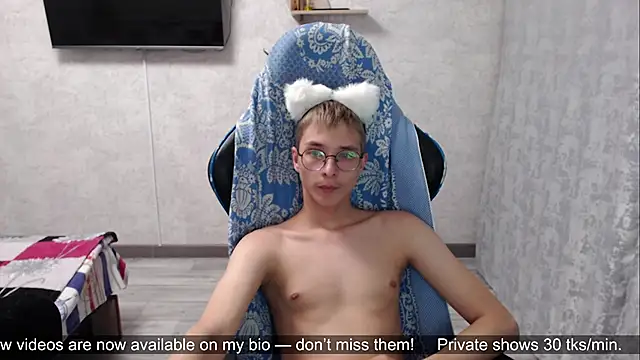 glasses cat online show from 05-16-26, 11:25