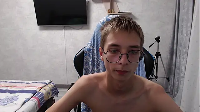 glasses cat online show from 08-01-26, 09:03