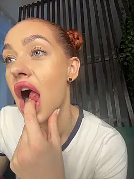 LittleFox    online show from 02-11-26, 06:18