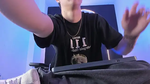 liaamsmiith  online show from 11-04-25, 12:26