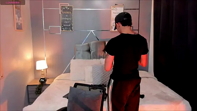 oliver mr  online show from 11-22-25, 08:08