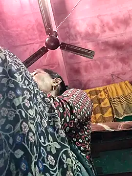 Snapshot of Pooja750 chatting on 12-18-25, 05:02 Pooja750 online show from 12-18-25, 05:02