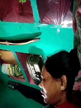 Snapshot of Pooja750 chatting on 03-01-26, 01:24 Pooja750 online show from 03-01-26, 01:24