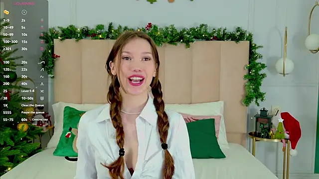 Snapshot of MaryNixon_ chatting on 12-17-25, 06:19 MaryNixon online show from 12-17-25, 06:19