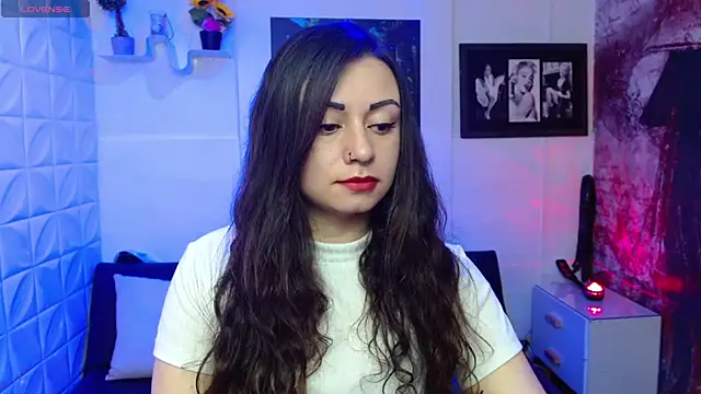 Snapshot of Eva_Roussell chatting on 10-27-25, 02:32 Eva Roussell online show from 10-27-25, 02:32