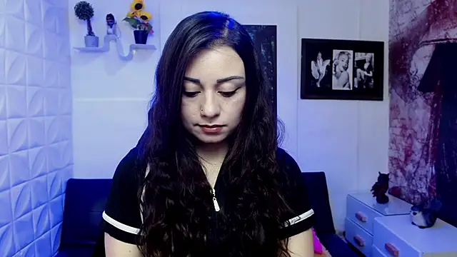 Snapshot of Eva_Roussell chatting on 11-25-25, 02:28 Eva Roussell online show from 11-25-25, 02:28