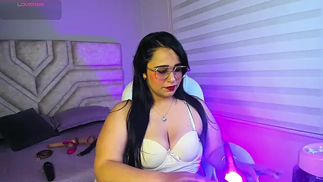 Snapshot of _adahara_queen chatting on 09-18-25, 04:14  adahara queen online show from 09-18-25, 04:14