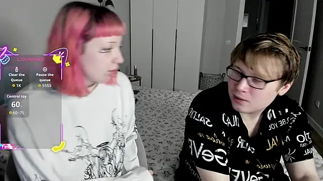 Snapshot of Couple_Molly chatting on 10-15-25, 04:51 Couple Molly online show from 10-15-25, 04:51