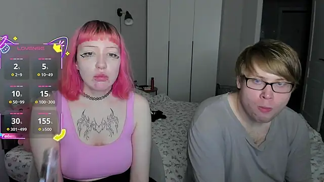 Snapshot of Couple_Molly chatting on 10-16-25, 04:19 Couple Molly online show from 10-16-25, 04:19