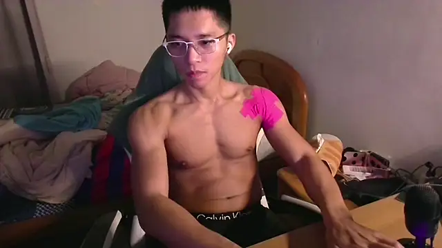 Snapshot of iron0401 chatting on 02-26-26, 05:12 iron0401 online show from 02-26-26, 05:12