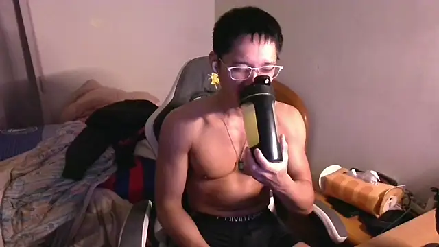 Snapshot of iron0401 chatting on 03-11-26, 04:24 iron0401 online show from 03-11-26, 04:24