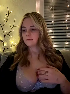 Snapshot of ItsLxsa chatting on 11-17-25, 12:05 ItsLxsa online show from 11-17-25, 12:05