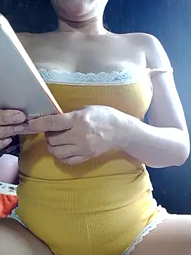 Snapshot of YuchengLy chatting on 10-13-25, 04:01 YuchengLy online show from 10-13-25, 04:01