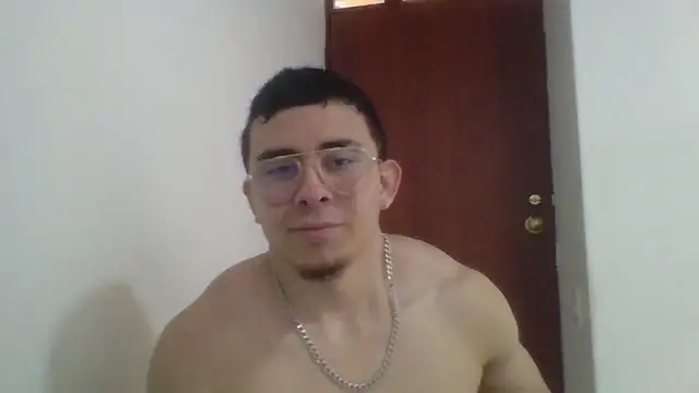 Snapshot of Eross_Santy chatting on 06-17-26, 03:24 Eross Santy online show from 06-17-26, 03:24