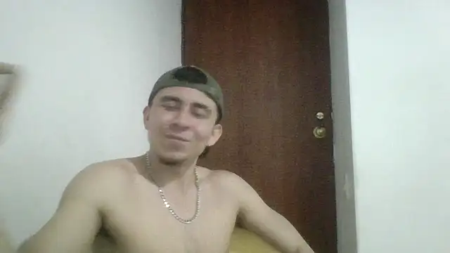 Snapshot of Eross_Santy chatting on 06-18-26, 03:29 Eross Santy online show from 06-18-26, 03:29