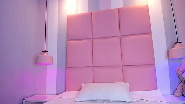 Snapshot of CarolinaFerrer chatting on 10-17-25, 12:30 CarolinaFerrer online show from 10-17-25, 12:30