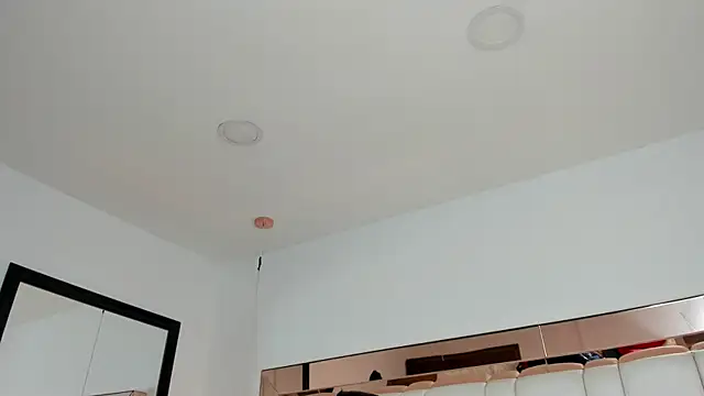 Snapshot of CarolinaFerrer chatting on 10-31-25, 03:35 CarolinaFerrer online show from 10-31-25, 03:35