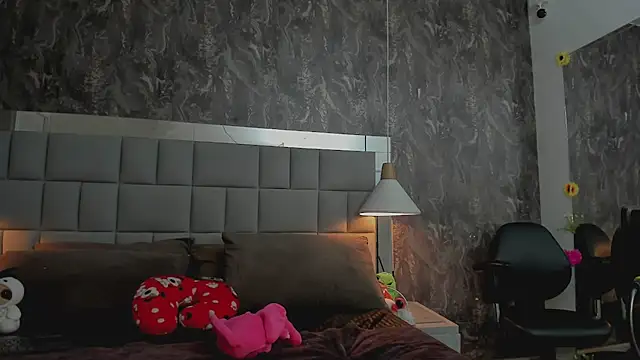 yiyisandoval online show from 03-18-26, 07:17